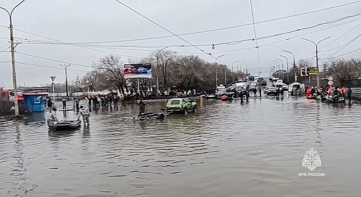 Мэр Оренбурга призвал срочно покинуть дома из-за опасного уровня воды