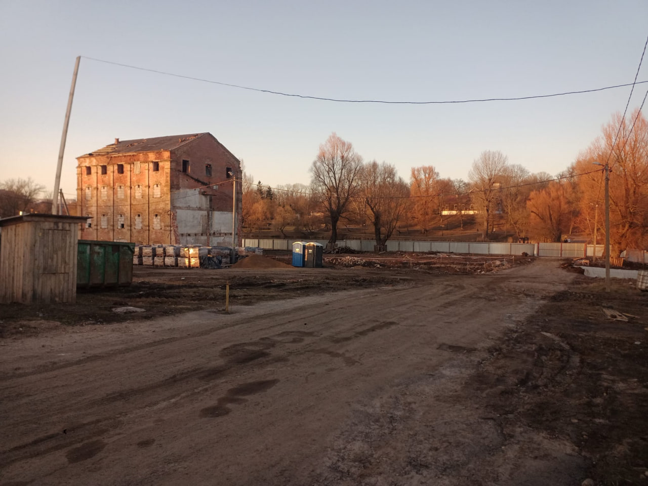 В Лошицкой усадьбе разобрали здания винокурни, хотя обещали не трогать