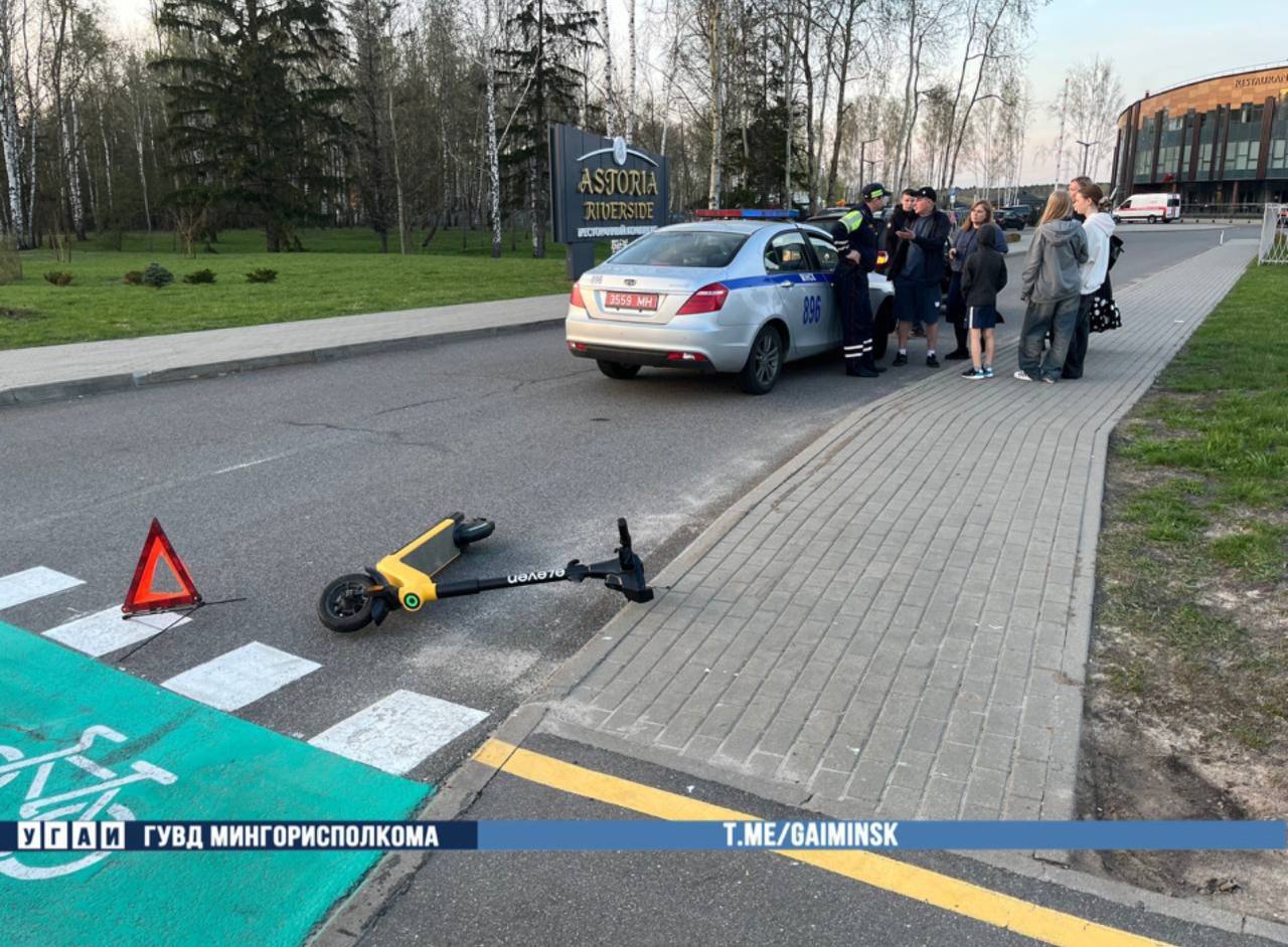 На проспекте Победителей в Минске легковушка сбила двух девочек-подростков  на самокате