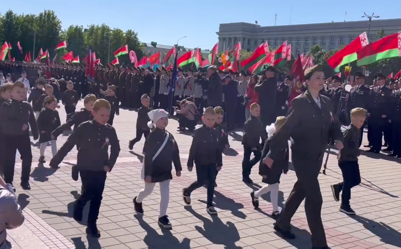 В Могилеве провели парад дошкольников — всех одели в военную форму