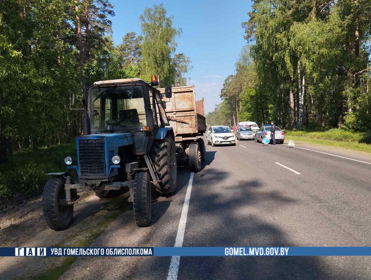 Под Рогачевом микроавтобус влетел в трактор