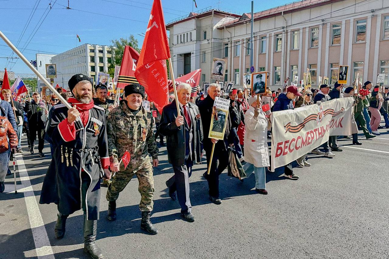 В Минске и областных центрах прошли шествия «Бессмертного полка» под  советскими флагами ФОТО