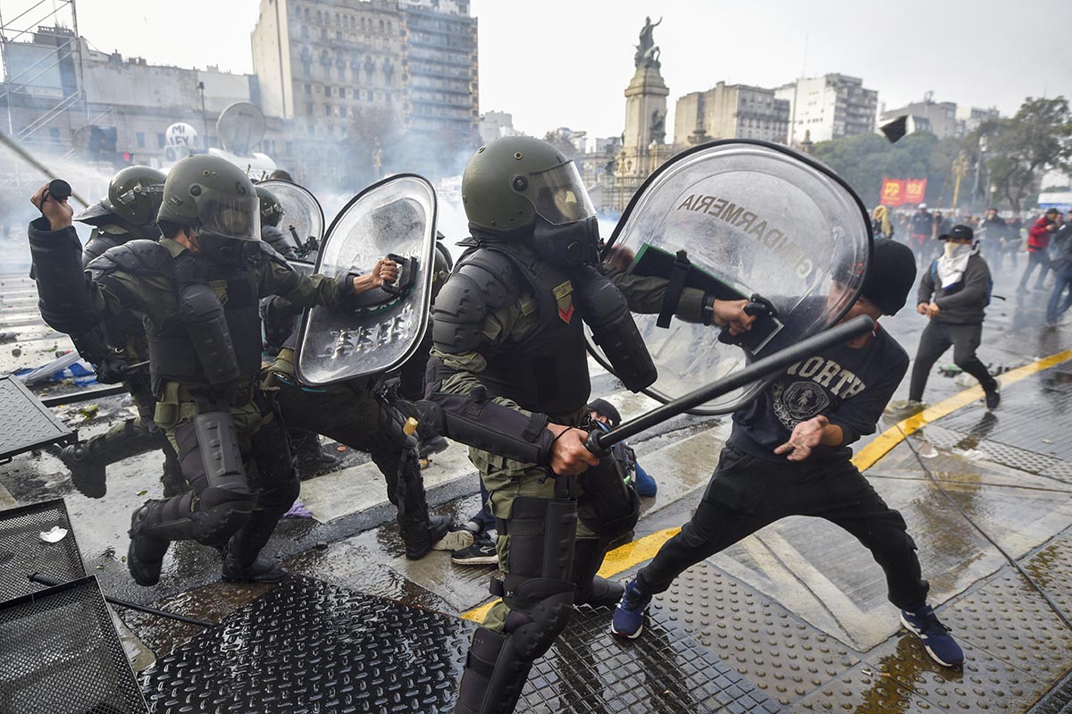 Протесты против реформ президента Аргентины Хавьера Милея переросли в  столкновения