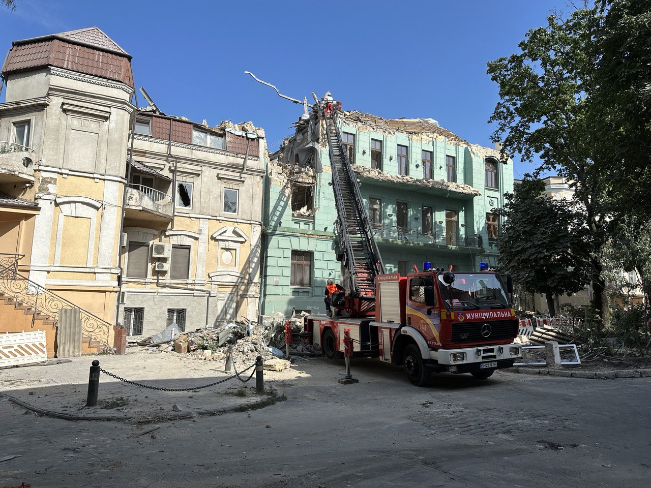 Разрушенные дома в Одессе.